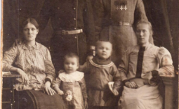 ГУБИН Григорий с женой ГУБИНОЙ Натальей Терентьевной и их дети (после первой мировой войны), д. Губино