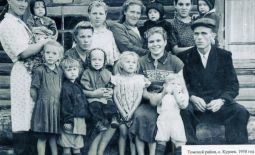 Жители барака по ул. Трактовой, с. Курлек, 1950 г.