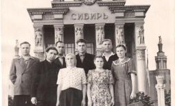 Группа передовиков сельского хозяйства Томской области на ВСХВ г. Москва июнь 1956г.