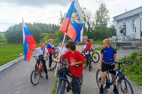 «Белый, синий, красный цвет – символ славы и побед»