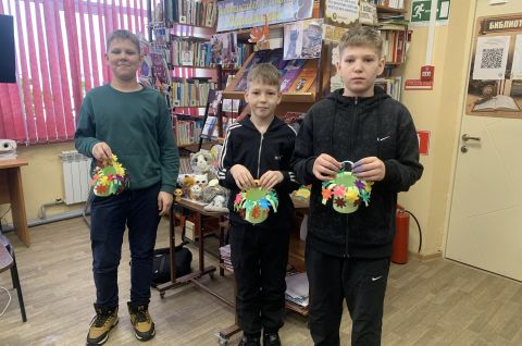 «Мы букеты мамам смастерили сами»